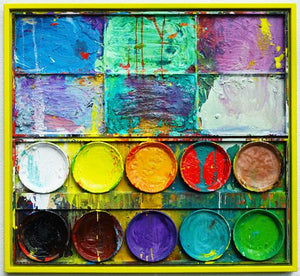 "Der Sonderling", Malerei auf einem überdimensionierten Farbkasten (110x120 cm). In den Mischfächer (oben im Bild) sind Grün, Blau und Violett zu sehen. Unten befinden sich 10 Farbteller mit den üblichen Farben einer Palette. In den Zwischenräumen sind Farbkleckse und -flecken sichtbar. Moderne Kunst. ARTLET | Atelier Hellbusch
