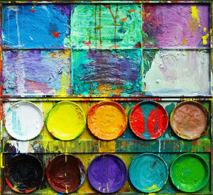 "Der Sonderling", Malerei auf einem überdimensionierten Farbkasten (110x120 cm). In den Mischfächer (oben im Bild) sind Grün, Blau und Violett zu sehen. Unten befinden sich 10 Farbteller mit den üblichen Farben einer Palette. In den Zwischenräumen sind Farbkleckse und -flecken sichtbar. Moderne Kunst. ARTLET | Atelier Hellbusch
