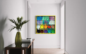 "Der Sonderling", Malerei auf einem überdimensionierten Farbkasten (110x120 cm), präsentiert im Raum. In den Mischfächer (oben im Bild) sind Grün, Blau und Violett zu sehen. Unten befinden sich 10 Farbteller mit den üblichen Farben einer Palette. In den Zwischenräumen sind Farbkleckse und -flecken sichtbar. Moderne Kunst. ARTLET | Atelier Hellbusch