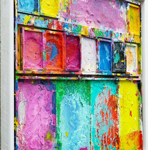 "Küchenparty" zeigt moderne Kunst auf dem Farbkasten (90 x 100 cm) aus der Seitenperspektive. In den Mischfächer (unten) sind bunte Farben in Neon zu sehen: pink, grün, blau, rot und gelb. Oben befinden sich 9 Farbteller mit der typisch bunten Palette der Farben eines Farbkastens. In den Zwischenräumen sind Farbkleckse und -flecken sichtbar. Die Malerei wurde experimentell umgesetzt. Abstraktes Bild. ARTLET | Atelier Hellbusch.
