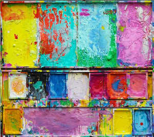 "Küchenparty" zeigt moderne Kunst auf dem Farbkasten (90 x 100 cm). In den Mischfächer (oben) sind bunte Farben in Neon zu sehen: pink, grün, blau, rot und gelb. Unten befinden sich 9 Farbteller mit der typisch bunten Palette der Farben eines Farbkastens. In den Zwischenräumen sind Farbkleckse und -flecken sichtbar. Die Malerei wurde experimentell umgesetzt. Abstraktes Bild. ARTLET | Atelier Hellbusch.