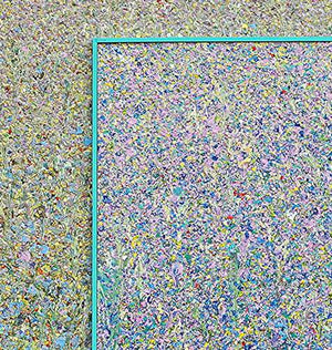 RE3 ist ein Kunstwerk bestehend aus zwei "Organic Grounds". Hier ist ein Ausschnitt aus dem oberen Bereich zu sehen.Viele helle bunte Farbpunkte verwandeln sich nach unten hin in Farbstriche. Sie werden in ihrer Farblichkeit auch kräftiger: Gelb, Blau, Violett und Grün sind zu sehen. Die aufeinander geklebte Bilder sind beide weiß eingerahmt. Experimentelle Kunst. ARTLET | Atelier Hellbusch