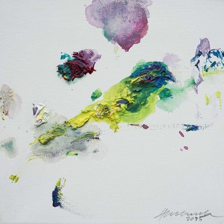 Abstraktes Ölgemälde eines seltenen Vogels in lebendigen Grün-, Gelb-, Blau- und Violetttönen mit pastosem Farbauftrag und sichtbarer Künstlerpalette. Öl auf Leinwand, 20x20 cm, 2025. ARTLET - Atelier Hellbusch