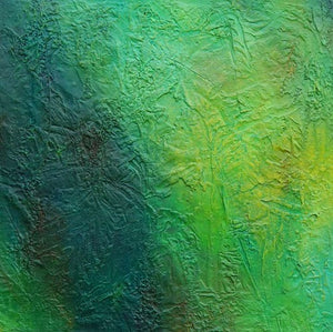 Edward | Zeitgenössische Malerei in grünlichen Farben zeigt eine Landschaft (90 x 90 cm). Grüne Farben - begleitet mit blau, violett, ocker und gelb - ergeben eine Komposition, die sich durch hellgrüne und dunkelgrüne abstrakte Formen ergibt. Sie erinnern an Schatten eines Sturmtiefs. Die Lasuren in Verbindung mit der haptischen Grundierung ergeben moderne, abstrakte Kunst. Zeitgenössische Malerei. ARTLET | Atelier Hellbusch.