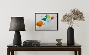 Das Bild zeigt das Gemälde "Seltener Goldfisch" (40 x 30 cm), präsentiert im Raum (über Smartist). Blaue, rote und gelbe Farben ergeben eine abstrakte Komposition aus Farbflecken. Auf dem zweiten Blick erkennt man einen Goldfisch. Die weiße Grundierung in Kombination mit der reduzierten Malerei ergeben eine anregende Leichtigkeit und Magie. Kleinformatiges Gemälde. ARTLET | Atelier Hellbusch.