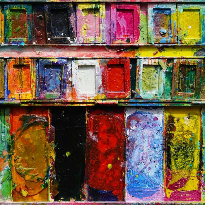 "Der Abschied" zeigt abstrakte Malerei auf einem großen Farbkasten (92 x 112 x 4 cm). In den Mischfächer (unten) sind Gelb, Blau, Grün, Rot, Schwarz und Ocker zu sehen. Oben befinden sich 16 quadratische Teller mit den üblichen Farben einer Palette. In den Zwischenräumen sind Kleckse und Flecken sichtbar. Moderne Kunst vom Künstler Mark Hellbusch. ARTLET - Atelier Hellbusch