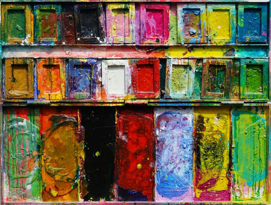 "Der Abschied" zeigt abstrakte Malerei auf einem großen Farbkasten (92 x 112 x 4 cm). In den Mischfächer (unten) sind Gelb, Blau, Grün, Rot, Schwarz und Ocker zu sehen. Oben befinden sich 16 quadratische Teller mit den üblichen Farben einer Palette. In den Zwischenräumen sind Kleckse und Flecken sichtbar. Moderne Kunst vom Künstler Mark Hellbusch. ARTLET - Atelier Hellbusch