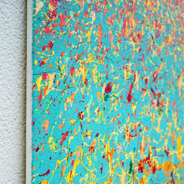 Abstrakte Kunst in Blau mit farbiger Sprenkelstruktur, Claim 153 (Seite), Acryl und Lack auf Leinwand, 100 × 110 cm, zeitgenössische abstrakte Kunst, Atelier Hellbusch.