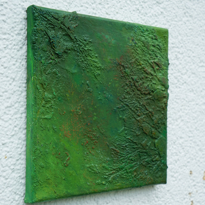 Abstraktes Gemälde „Ali“ in 20 × 20 cm, 2025, grüne Malerei mit organischen Strukturen, Acryl und Öl auf Leinwand (Seitenaufnahme) – Atelier Hellbusch