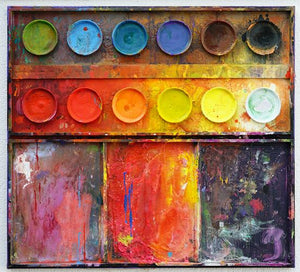"Am Lagerfeuer", Malerei auf einem überdimensionierten Farbkasten (100x110 cm). In den Mischfächer (unten im Bild) sind vor allem Rot, Gelb, Blau und Schwarz zu sehen . Oben befinden sich 8 Farbteller mit den üblichen Farben eines Farbkastens. In den Zwischenräumen sind Farbkleckse und -flecken sichtbar. Diese Kunst wird in Wiesbaden angeboten. Abstraktes Kunstwerk. ARTLET | Atelier Hellbusch
