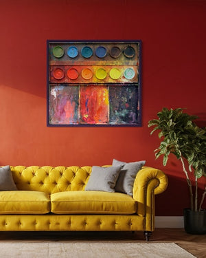 "Am Lagerfeuer", Malerei auf einem überdimensionierten Farbkasten (100x110 cm), präsentiert im Raum. In den Mischfächer (unten im Bild) sind vor allem Rot, Gelb, Blau und Schwarz zu sehen . Oben befinden sich 8 Farbteller mit den üblichen Farben eines Farbkastens. In den Zwischenräumen sind Farbkleckse und -flecken sichtbar. Diese Kunst wird in Wiesbaden angeboten. Abstraktes Kunstwerk. ARTLET | Atelier Hellbusch