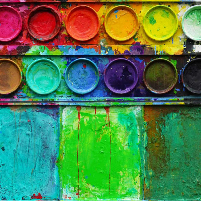 Abstraktes Farbkasten-Gemälde „Am Ende Grün“ (100 × 120 × 4 cm) – Mischtechnik auf Objekt von Mark Hellbusch. Runde Farbteller in kräftigen Tönen, darunter große grüne und türkise Flächen. Privatbesitz.