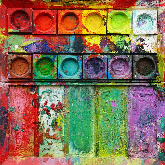 "Am Vesuv" zeigt moderne Kunst auf dem Farbkasten (80 x 80 cm). Zu sehen ist das Gemälde in Wiesbaden. In den Mischfächer (unten) sind violette, grüne, weiße und rote Farben. Oben befinden sich 12 Farbteller mit den bunten Farben eines Farbkastens. In den Zwischenräumen sind Farbkleckse und -flecken sichtbar. Moderne Kunst. ARTLET - Atelier Hellbusch. 