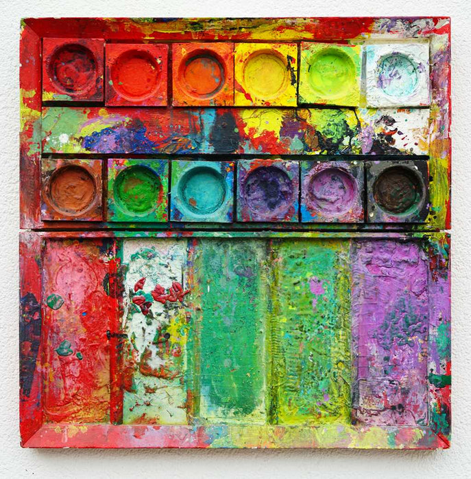"Am Vesuv" zeigt moderne Kunst auf dem Farbkasten (80 x 80 cm). Zu sehen ist das Gemälde in Wiesbaden. In den Mischfächer (unten) sind violette, grüne, weiße und rote Farben. Oben befinden sich 12 Farbteller mit den bunten Farben eines Farbkastens. In den Zwischenräumen sind Farbkleckse und -flecken sichtbar. Moderne Kunst. ARTLET - Atelier Hellbusch. 