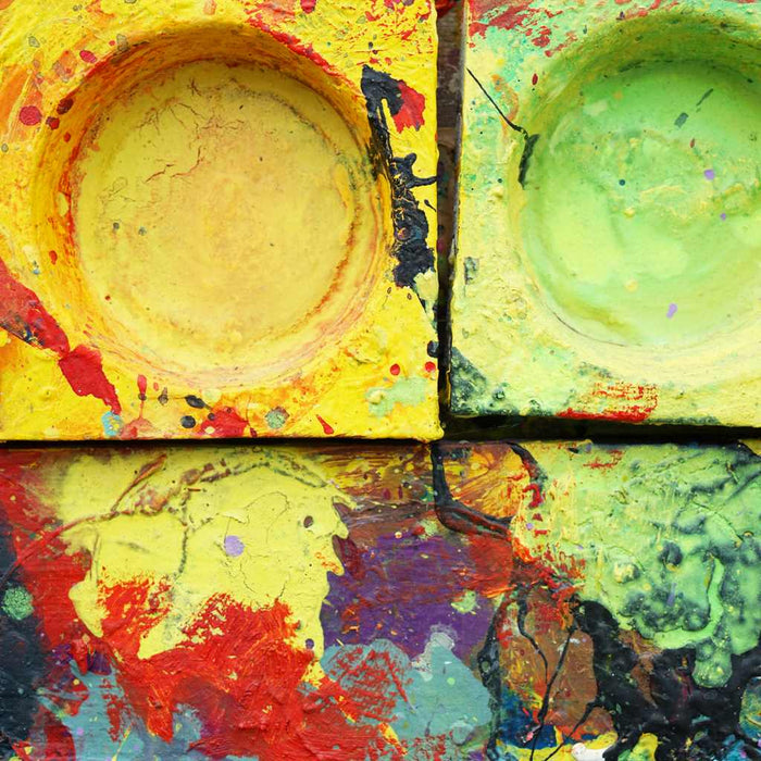 "Am Vesuv" zeigt moderne Kunst auf dem Farbkasten (80 x 80 cm, Nahaufnahme). Zu sehen ist das Gemälde in Wiesbaden. In den Mischfächer (unten) sind violette, grüne, weiße und rote Farben. Oben befinden sich 12 Farbteller mit den bunten Farben eines Farbkastens. In den Zwischenräumen sind Farbkleckse und -flecken sichtbar. Moderne Kunst. ARTLET - Atelier Hellbusch. 