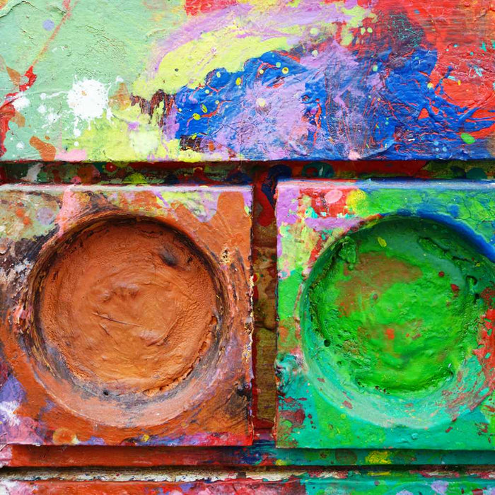 "Am Vesuv" zeigt moderne Kunst auf dem Farbkasten (80 x 80 cm, Nahaufnahme). Zu sehen ist das Gemälde in Wiesbaden. In den Mischfächer (unten) sind violette, grüne, weiße und rote Farben. Oben befinden sich 12 Farbteller mit den bunten Farben eines Farbkastens. In den Zwischenräumen sind Farbkleckse und -flecken sichtbar. Moderne Kunst. ARTLET - Atelier Hellbusch. 