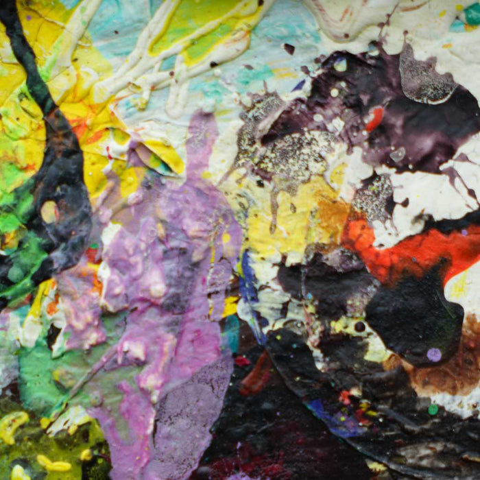"Am Vesuv" zeigt moderne Kunst auf dem Farbkasten (80 x 80 cm, Nahaufnahme). Zu sehen ist das Gemälde in Wiesbaden. In den Mischfächer (unten) sind violette, grüne, weiße und rote Farben. Oben befinden sich 12 Farbteller mit den bunten Farben eines Farbkastens. In den Zwischenräumen sind Farbkleckse und -flecken sichtbar. Moderne Kunst. ARTLET - Atelier Hellbusch. 