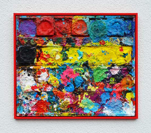 "Arena" zeigt moderne Malerei auf dem Farbkasten (eingerahmt 54 x 64 cm) und ergibt ein Wandobjekt. In den Mischfächern (unten) sind bunte Farbtöne und -kleckse zu erkennen. In der oberen Hälfte befinden sich 5 Farbteller mit Rot, Orange, Grün, Blau und Schwarz. In den Zwischenräumen sind Farbflecken sichtbar. Es wurde experimentell gemalt. Das Gemälde ist mit Schattenfuge gerahmt. Das Original befindet sich in Wiesbaden bei Frankfurt. Abstrakte Kunst. ARTLET | Atelier Hellbusch.