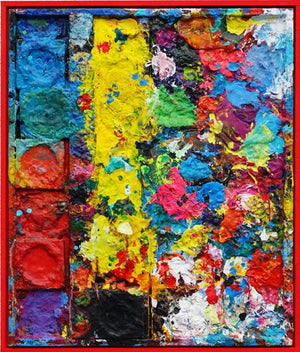 "Arena" zeigt moderne Malerei auf dem Farbkasten (eingerahmt 54 x 64 cm) und ergibt ein Wandobjekt. In den Mischfächern (rechts) sind bunte Farbtöne und -kleckse zu erkennen. In der linken Hälfte befinden sich 5 Farbteller mit Rot, Orange, Grün, Blau und Schwarz. In den Zwischenräumen sind Farbflecken sichtbar. Es wurde experimentell gemalt. Das Gemälde ist mit Schattenfuge gerahmt. Das Original befindet sich in Wiesbaden bei Frankfurt. Abstrakte Kunst. ARTLET | Atelier Hellbusch.