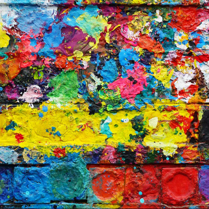 "Arena" zeigt moderne Malerei auf dem Farbkasten (eingerahmt 54 x 64 cm) und ergibt ein Wandobjekt. In den Mischfächern (rechts) sind bunte Farbtöne und -kleckse zu erkennen. In der linken Hälfte befinden sich 5 Farbteller mit Rot, Orange, Grün, Blau und Schwarz. In den Zwischenräumen sind Farbflecken sichtbar. Es wurde experimentell gemalt. Das Gemälde ist mit Schattenfuge gerahmt. Das Original befindet sich in Wiesbaden bei Frankfurt. Abstrakte Kunst. ARTLET | Atelier Hellbusch.