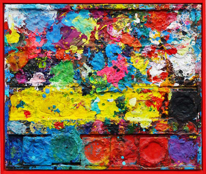 "Arena" zeigt moderne Malerei auf dem Farbkasten (eingerahmt 54 x 64 cm) und ergibt ein Wandobjekt. In den Mischfächern (rechts) sind bunte Farbtöne und -kleckse zu erkennen. In der linken Hälfte befinden sich 5 Farbteller mit Rot, Orange, Grün, Blau und Schwarz. In den Zwischenräumen sind Farbflecken sichtbar. Es wurde experimentell gemalt. Das Gemälde ist mit Schattenfuge gerahmt. Das Original befindet sich in Wiesbaden bei Frankfurt. Abstrakte Kunst. ARTLET | Atelier Hellbusch.