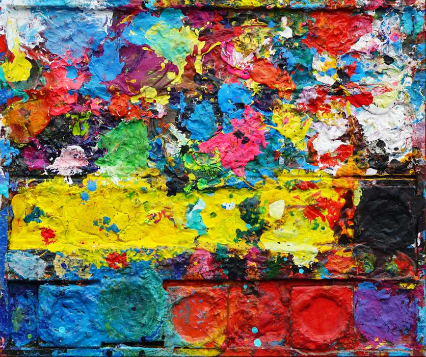 "Arena" zeigt moderne Malerei auf dem Farbkasten (50 x 60 cm) und ergibt ein Wandobjekt. In den Mischfächern (rechts) sind bunte Farbtöne und -kleckse zu erkennen. In der linken Hälfte befinden sich 5 Farbteller mit Rot, Orange, Grün, Blau und Schwarz. In den Zwischenräumen sind Farbflecken sichtbar. Es wurde experimentell gemalt. Das Gemälde ist mit Schattenfuge gerahmt. Das Original befindet sich in Wiesbaden bei Frankfurt. Abstrakte Kunst. ARTLET | Atelier Hellbusch.