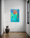 Blume VII (in situ) ist ein farbintensives Originalgemälde aus der Serie Schmiertafel. Leuchtendes Blau trifft auf Rot, Grün und Orange in einer expressiven Blumenkomposition.