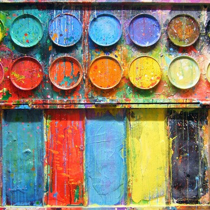 Farbenfrohes Farbkasten-Gemälde „Die Brise“ (110 × 150 × 4 cm, 2013) – runde Farbteller in kräftigen Tönen, rechteckige Flächen in Rosa, Blau, Gelb und Schwarz, tropfende und fließende Strukturen. Heute in Privatbesitz.