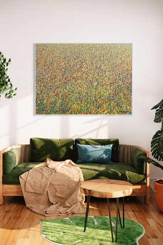 Claim 124 | Das Bild auf Leinwand zeigt eine abstrakte Landschaft (110x150 cm) im Wohnzimmer (Smartist). Bunte Farben - insbesondere Gelb - aber auch Rot, Orange, Grün, Weiß und Blau sowie deren Vermischungen ergeben ein organisches Feld. Der Verlauf der Farben ist oben eher punktartig, nach unten hin wird er immer länger (Farbstriche) . Die moderne Malerei erinnert an Natur. Großes Bild. ARTLET | Atelier Hellbusch.