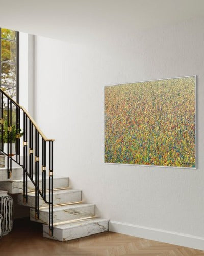 Claim 124 | Das Bild auf Leinwand zeigt eine abstrakte Landschaft (110x150 cm) am Treppengelände (Smartist). Bunte Farben - insbesondere Gelb - aber auch Rot, Orange, Grün, Weiß und Blau sowie deren Vermischungen ergeben ein organisches Feld. Der Verlauf der Farben ist oben eher punktartig, nach unten hin wird er immer länger (Farbstriche) . Die moderne Malerei erinnert an Natur. Großes Bild. ARTLET | Atelier Hellbusch.