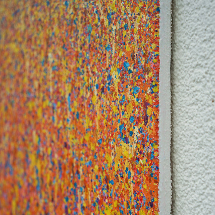 Abstrakte Kunst mit Farbverläufen und organischen Strukturen in Orange, Blau, Gelb und Pink – Claim 137 (Seitenansicht), 80x80cm, 2025. Atelier Hellbusch.