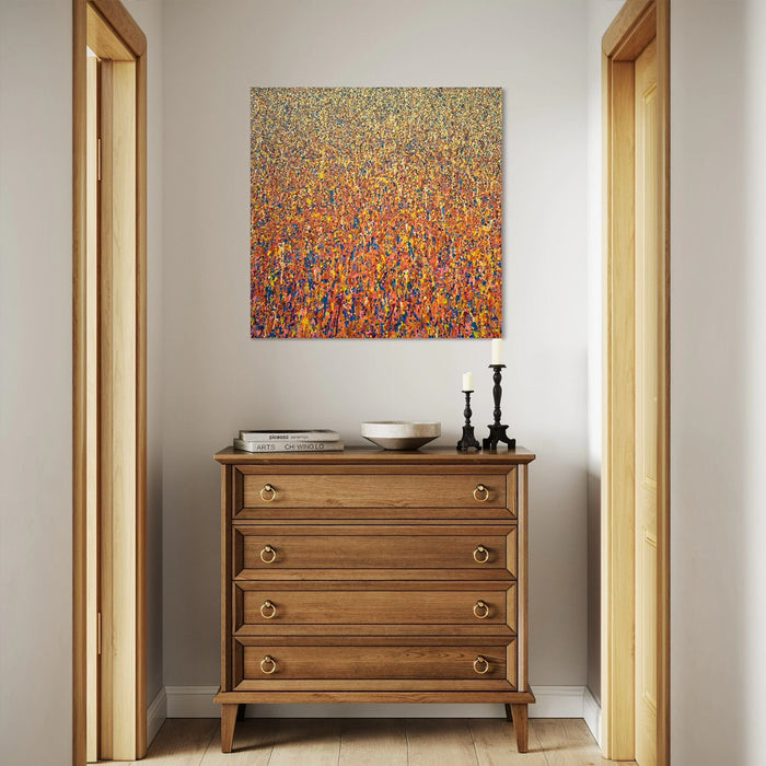 Abstrakte Kunst mit Farbverläufen und organischen Strukturen in Orange, Blau, Gelb und Pink – Claim 137 (in Situation), 80x80cm, 2025. Atelier Hellbusch.