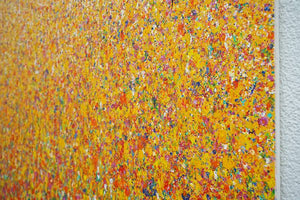 Claim 100 - Zeitgenössische Malerei auf Leinwand 110 x 150 cm. Bunte Farben - insbesondere Orange, Rot, Weiß und Gelb aber auch Grün und Blau sowie deren Vermischungen ergeben ein organisches Feld. Der Verlauf der Farben ist oben eher punktartig, nach unten hin strichartig. Seitenansicht. ARTLET - Atelier Hellbusch.