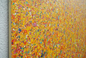 Claim 100 - Zeitgenössische Malerei auf Leinwand 110 x 150 cm. Bunte Farben - insbesondere Orange, Rot, Weiß und Gelb aber auch Grün und Blau sowie deren Vermischungen ergeben ein organisches Feld. Der Verlauf der Farben ist oben eher punktartig, nach unten hin strichartig. Seitenansicht. ARTLET - Atelier Hellbusch.