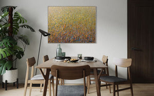 Abstraktes Gemälde 'Claim 103' (100 x 130 cm, 2022), ein zeitgenössisches Kunstwerk, das eine abstrakte Landschaft mit lebhaften Farben und dynamischer Textur darstellt (in situ). ARTLET - Atelier Hellbusch.