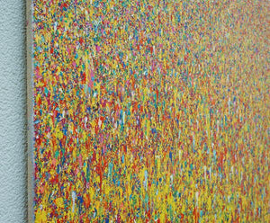 Abstraktes Gemälde von Mark Hellbusch (100x150 cm) mit warmen und bunten Farben. Die dynamische Komposition besteht aus leuchtenden Gelb-, Rot-, Blau- und Grüntönen, die eine lebendige, texturierte Oberfläche schaffen, die an ein blühendes Feld erinnert (Seitenansicht). ARTLET - Atelier Hellbusch
