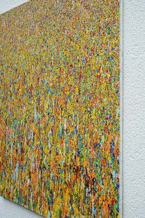 Claim 20 | Moderne abstrakte Kunst auf bunte Art (Seitenansicht). Bunte Farbverläufe in warmen Farbtönen ergeben ein abstraktes Farbfeld. Insbesondere die Farben gelb und rot, aber auch weiß, grün, blau, orange und braun sind für das Bild verwendet worden. Oben im Gemälde sind bunte, helle Farbpunkte zu sehen. Sie verwandeln sich in Farbstriche. Die Striche werden nach unten hin immer länger. So entstehen coole Bilder auf schöne bunte Art. Moderne Kunst ARTLET | Atelier Hellbusch.