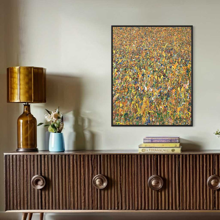 Claim 21 (in situ) - Zeitgenössische Kunst auf Leinwand (80 x 100 cm) für moderne Wohnräume. Bunte Farben - insbesondere ocker aber auch gelb, weiß, grün, blau, orange sowie deren Vermischungen ergeben ein abstraktes Farbfeld. Oben im Bild sind bunte Farbpunkte zu sehen. Nach unten hin verwandeln sich die Punkte in Farbstriche. Die Striche werden immer Länger, so dass die Abstraktion an eine Wiese erinnert. ARTLET - Atelier Hellbusch.