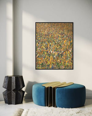 Claim 21 | Zeitgenössische Kunst auf Leinwand (80 x 100 cm) für moderne Wohnräume. Bunte Farben - insbesondere ocker aber auch gelb, weiß, grün, blau, orange sowie deren Vermischungen ergeben ein abstraktes Farbfeld. Oben im Bild sind bunte Farbpunkte zu sehen. Nach unten hin verwandeln sich die Punkte in Farbstriche. Die Striche werden immer Länger, so dass das abstrakte Bild an eine Wiese erinnert. In Situ. ARTLET - Atelier Hellbusch.