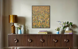 Claim 21 | Zeitgenössische Kunst auf Leinwand (80 x 100 cm) für moderne Wohnräume. Bunte Farben - insbesondere ocker aber auch gelb, weiß, grün, blau, orange sowie deren Vermischungen ergeben ein abstraktes Farbfeld. Oben im Bild sind bunte Farbpunkte zu sehen. Nach unten hin verwandeln sich die Punkte in Farbstriche. Die Striche werden immer Länger, so dass das abstrakte Bild an eine Wiese erinnert. In Situ. ARTLET - Atelier Hellbusch.