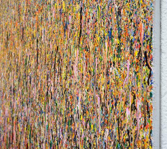 Stilvolles und experimentelles Gemälde 'Claim 35' von Mark Hellbusch (130x120 cm), das eine dynamische Textur und lebendige Farben zeigt, die eine harmonische und energische Komposition bilden (Seitenansicht). ARTLET - Atelier Hellbusch