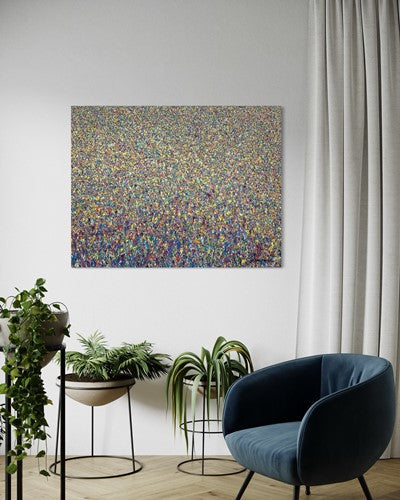 Claim 82 | Abstrakte Kunst auf Leinwand 100 x 130 cm (in situ). Bunte Farbverläufe ergeben ein schönes Farbfeld. Dominante Farben in violett, weiß und gelb werden mit rot, orange und blau begleitet. Oben im Bild sind bunte Farbpunkte zu sehen. Sie verwandeln sich in Farbstriche. Die Striche werden nach unten hin immer länger. Dekoratives Gemälde. ARTLET | Atelier Hellbusch.