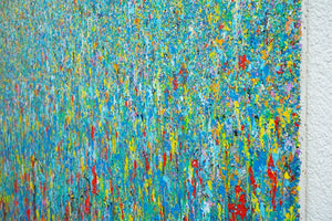 Claim 104 - Moderne Kunst, abstrakte Malerei (120 x 140 cm). Bunte Farben - insbesondere Blau - aber auch Rot, Orange, Gelb, Schwarz und Weiß sowie deren Vermischungen ergeben ein organisches Feld. Der Verlauf der Farben ist oben eher punktartig. Nach unten hin wird der Verlauf der Farben auf dem Gemälde immer länger (Farbstriche) . Diese abstrakte Malerei erinnert an eine Landschaft. Moderne Kunst. Seitenperspektive. ARTLET - Atelier Hellbusch.