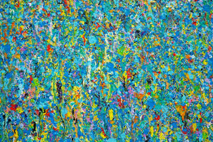 Claim 104 - Moderne Kunst, abstrakte Malerei (120 x 140 cm). Bunte Farben - insbesondere Blau - aber auch Rot, Orange, Gelb, Schwarz und Weiß sowie deren Vermischungen ergeben ein organisches Feld. Der Verlauf der Farben ist oben eher punktartig. Nach unten hin wird der Verlauf der Farben auf dem Gemälde immer länger (Farbstriche) . Diese abstrakte Malerei erinnert an eine Landschaft. Moderne Kunst. Nahaufnahme, mitte. ARTLET - Atelier Hellbusch.