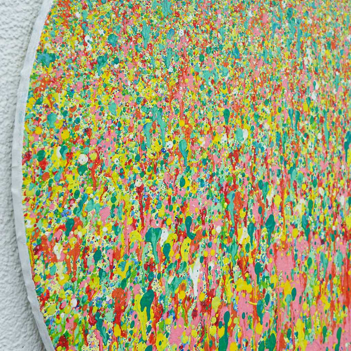 Rundes abstraktes Gemälde "Claim 132" aus der Seitenperspektive. Mit intensiven Farben in Grün, Pink und Gelb. Inspiriert von floralen Landschaften, Acryl auf Leinwand, 80 cm Durchmesser, entstanden 2024. ARTLET - Atelier Hellbusch (Künstler)