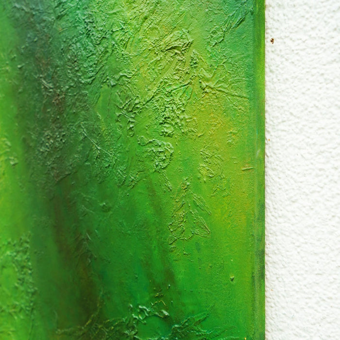 "Clara", 46x48cm,2026 (von der Seite): Abstrakte Kunst von Mark Hellbusch in grünen Farben auf Leinwand mit feiner strukturierter Oberfläche.