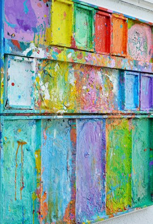 "Der Letzte Schnee" zeigt Malerei auf einem Wandobjekt (100 x 90 cm) aus der Seitenperspektive. In den Mischfächer (unten) sind vor allem bläuliche und grünliche Töne zu sehen. Oben befinden sich 7 rechteckige Teller mit den üblichen bunten Farben eines Farbkastens. In den Zwischenräumen sind farbige Kleckse und -Flecken sichtbar. Moderne Kunst vom freischaffenden Künstler Mark Hellbusch. ARTLET