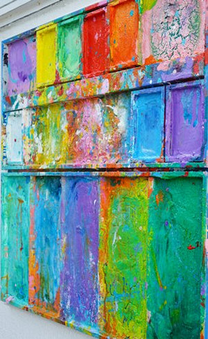 "Der Letzte Schnee" zeigt Malerei auf einem Wandobjekt (100 x 90 cm) aus der Seitenperspektive. In den Mischfächer (unten) sind vor allem bläuliche und grünliche Töne zu sehen. Oben befinden sich 7 rechteckige Teller mit den üblichen bunten Farben eines Farbkastens. In den Zwischenräumen sind farbige Kleckse und -Flecken sichtbar. Moderne Kunst vom freischaffenden Künstler Mark Hellbusch. ARTLET