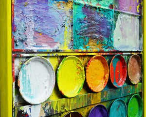 "Der Sonderling", Malerei auf einem überdimensionierten Farbkasten (110x120 cm), aus der Seitenperspektive. In den Mischfächer (oben im Bild) sind Grün, Blau und Violett zu sehen. Unten befinden sich 10 Farbteller mit den üblichen Farben einer Palette. In den Zwischenräumen sind Farbkleckse und -flecken sichtbar. Moderne Kunst. ARTLET | Atelier Hellbusch