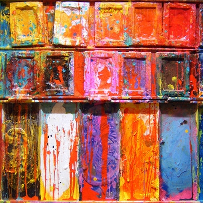 Farbenintensives Farbkasten-Gemälde „Der Ausbruch“ (110 × 130 × 4 cm, 2015) – Mischtechnik von Mark Hellbusch. Explosive Farbflächen in Rot, Blau, Gelb, Orange und Violett durchbrechen klare Strukturen. Privatbesitz.